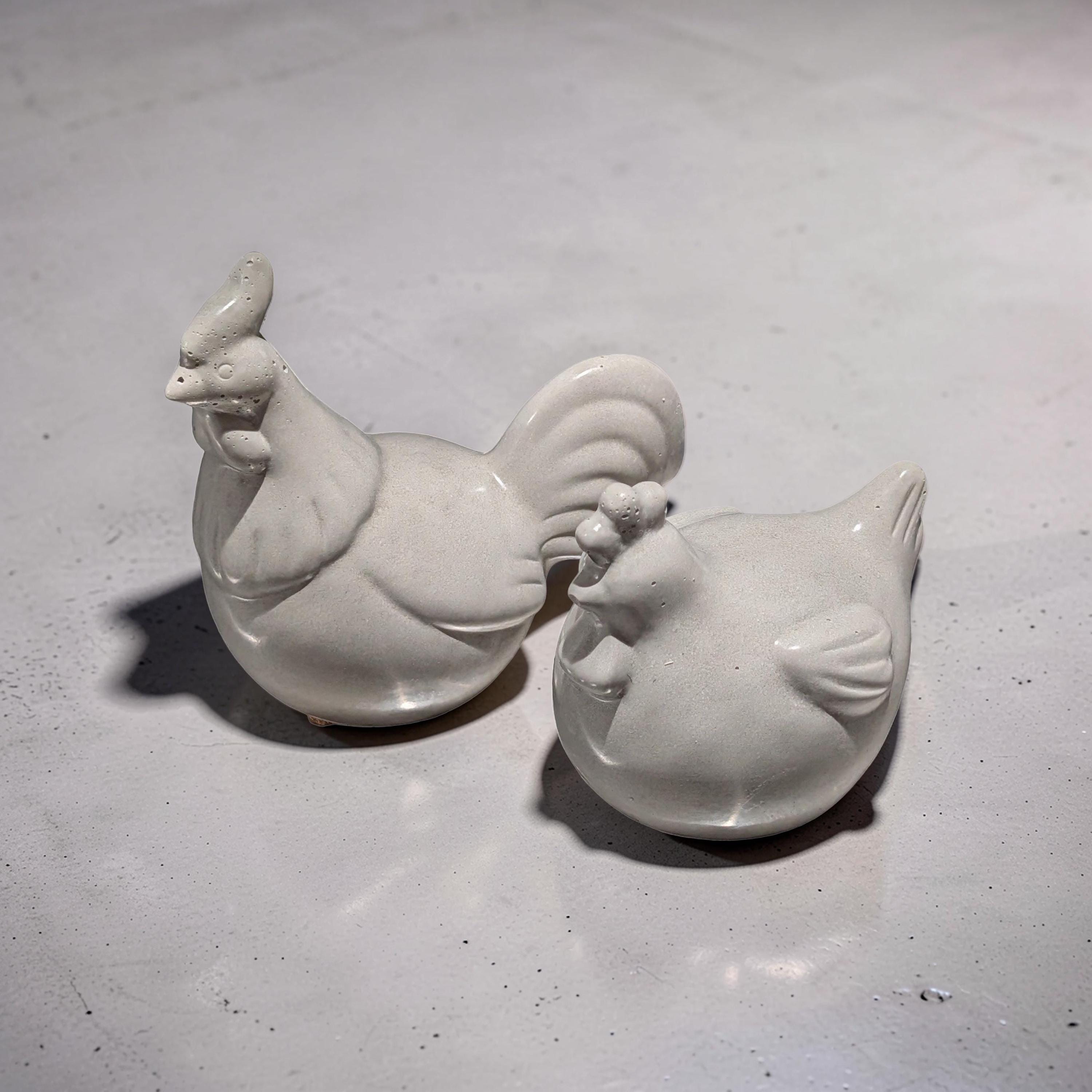 Handmade Concrete Chicken Statue Set – Minimalist Farmhouse Decor – Modern Industrial Rooster & Hen Figurines – Nordic Style Concrete Bird