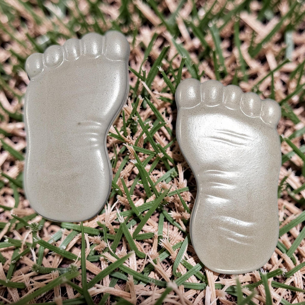Large Concrete Feet Stepping Stones, Pair of Left & Right Footprint Garden Path Decor, Sealed Outdoor Walkway Pavers