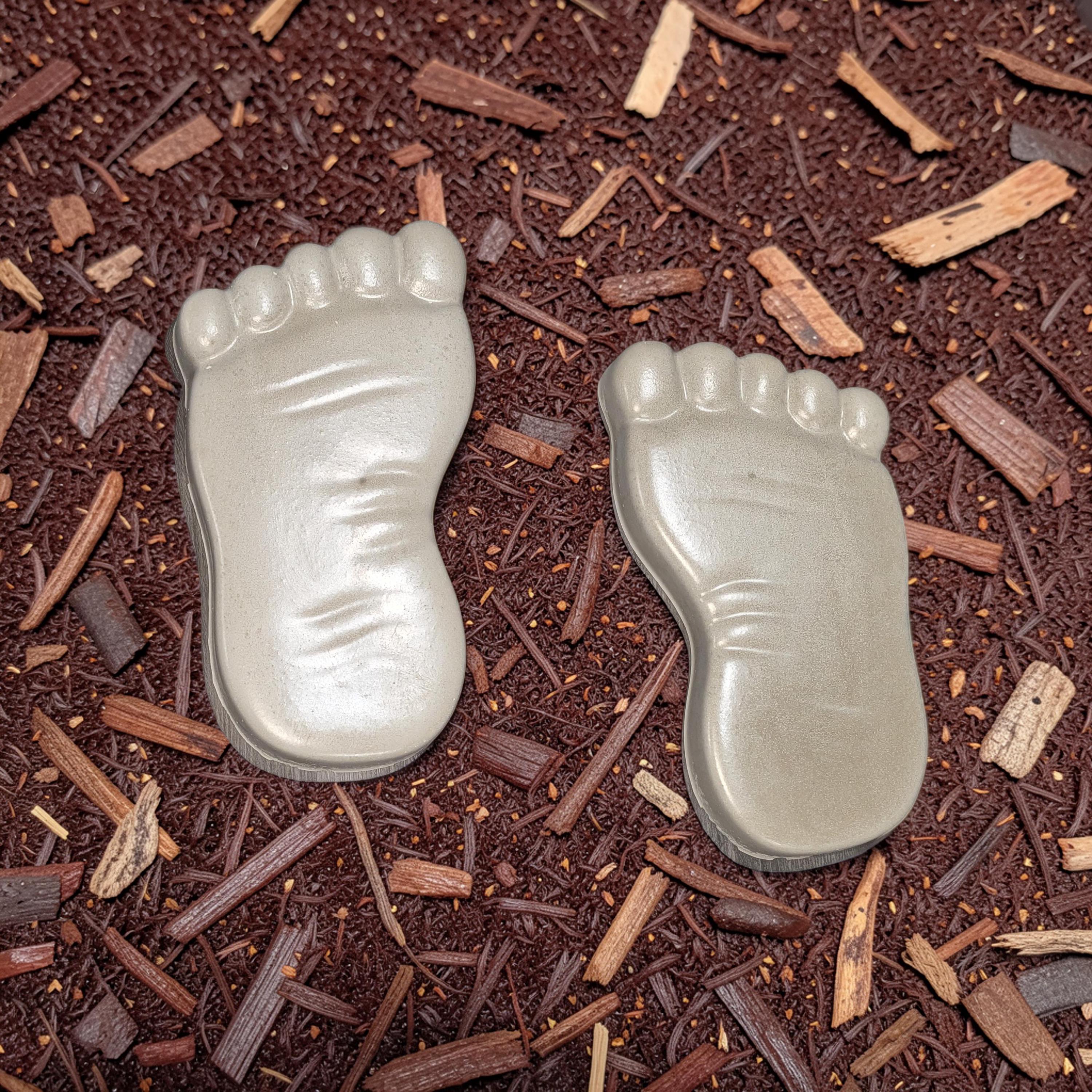 Large Concrete Feet Stepping Stones, Pair of Left & Right Footprint Garden Path Decor, Sealed Outdoor Walkway Pavers