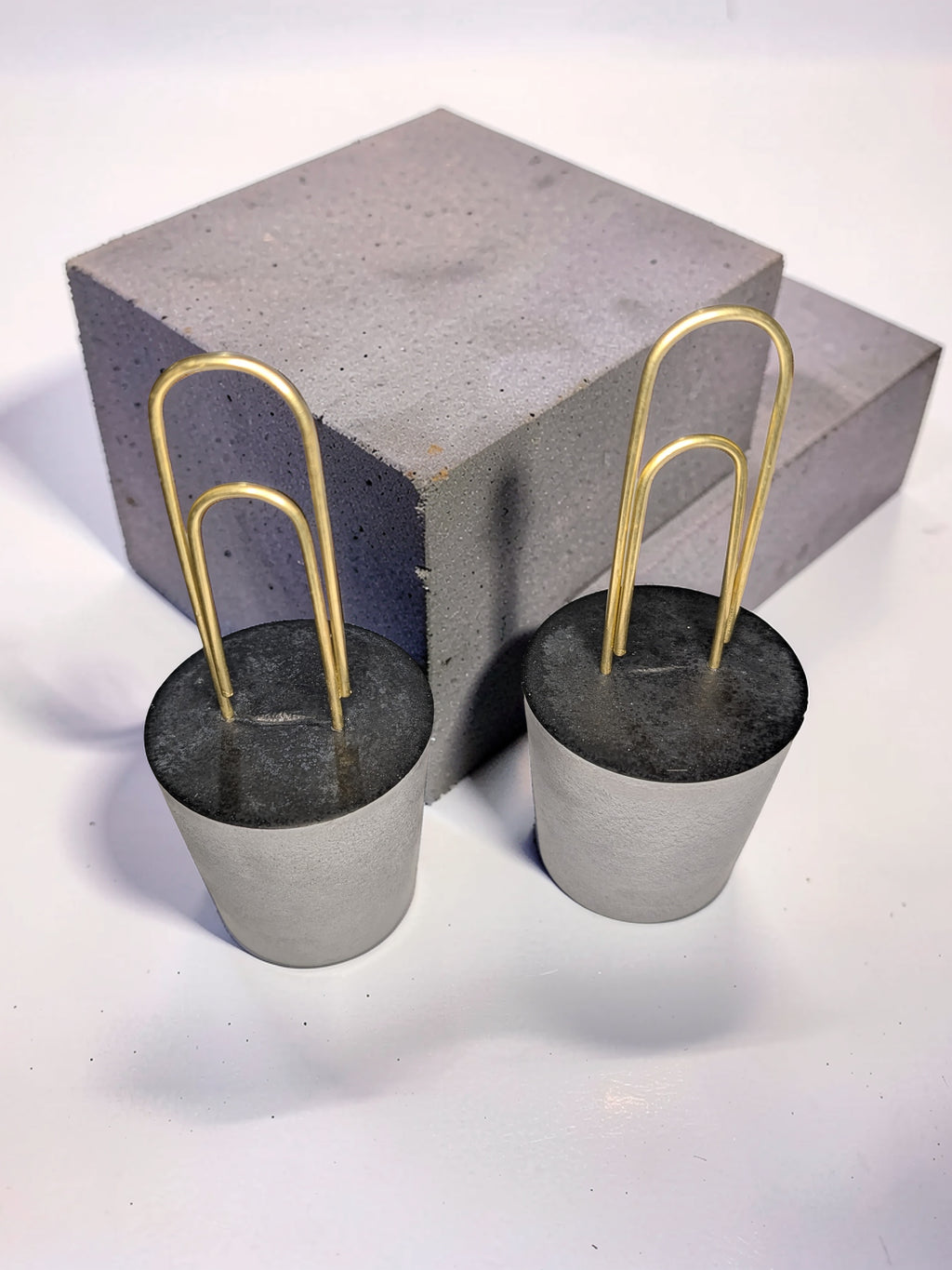 Concrete Photo Holder with Gold Paper Clip, Modern Table Number Holder, Minimalist Desk Card Stand, Wedding Sign & Place Card Display